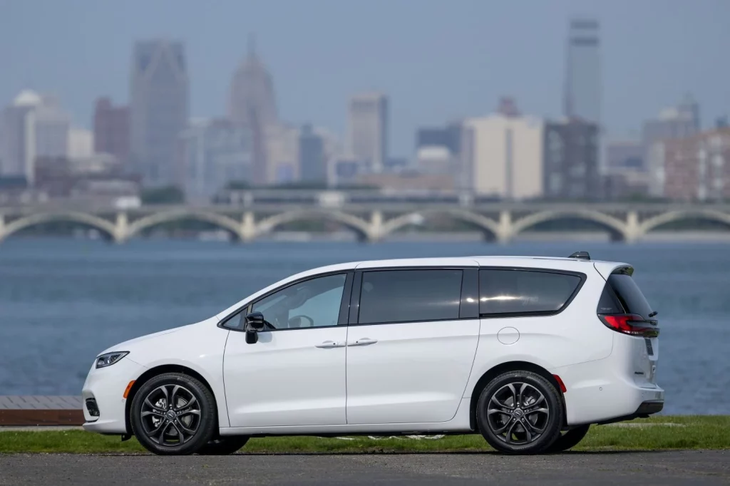 Chrysler Pacifica 100 Aniversario: Para celebrar un siglo de vida 6 Motor16 Chrysler Pacifica 100 aniversario 5 Motor16