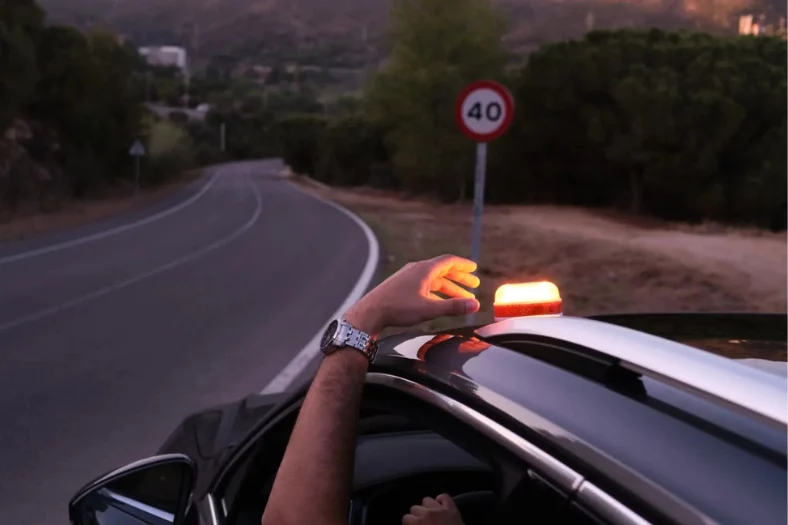 Las 7 mejores balizas V16 homologadas con geolocalización de 2025 9 Motor16 Como usar correctamente tu baliza V16 conectada en caso de emergencia Motor16