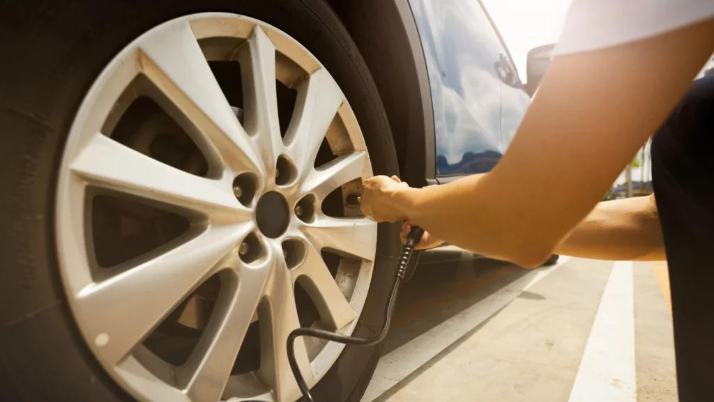 Los 7 mejores compresores de aire para coche según los consejos de la OCU en 2025 8 Motor16 Comparativa compresores de aire con bateria vs. con cable Motor16