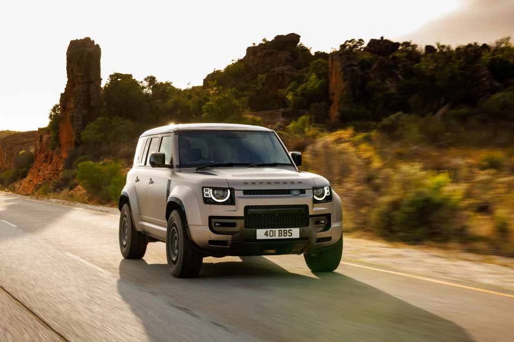 Neil Young, Olivia Rodrigo y Rod Stewart viajan en Defender en el Festival de Glastonbury 1 Motor16 DEFENDER OCTA 25MY PETRA COPPER 130125 09 ROAD Motor16