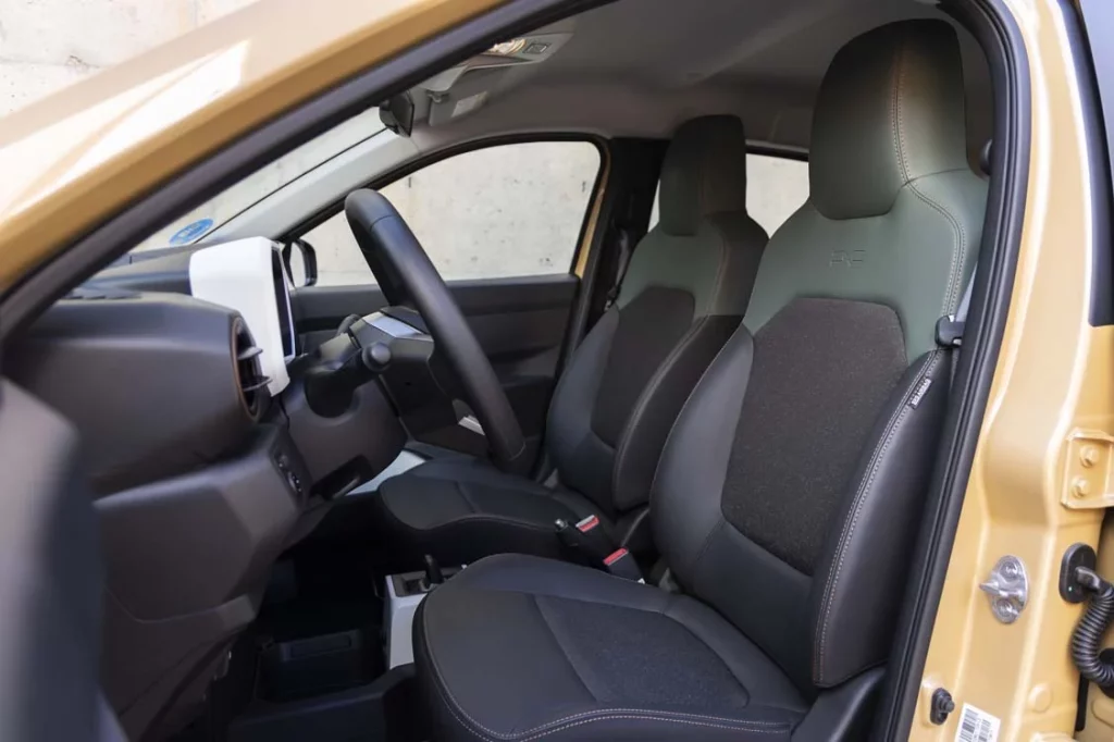 Comparativa Dacia Spring Extreme Electric 65 frente a Leapmotor T03 Design: no te compliques la vida 46 Motor16 Dacia Spring 65 CV 11 Motor16