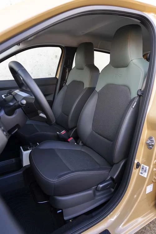 Comparativa Dacia Spring Extreme Electric 65 frente a Leapmotor T03 Design: no te compliques la vida 47 Motor16 Dacia Spring 65 CV 12 Motor16