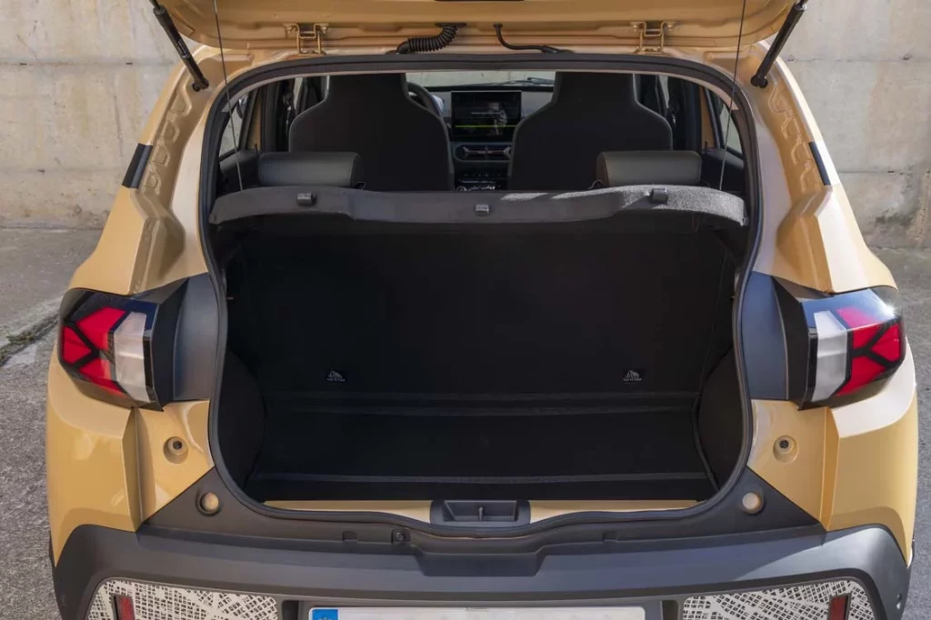 Comparativa Dacia Spring Extreme Electric 65 frente a Leapmotor T03 Design: no te compliques la vida 50 Motor16 Dacia Spring 65 CV 15 Motor16