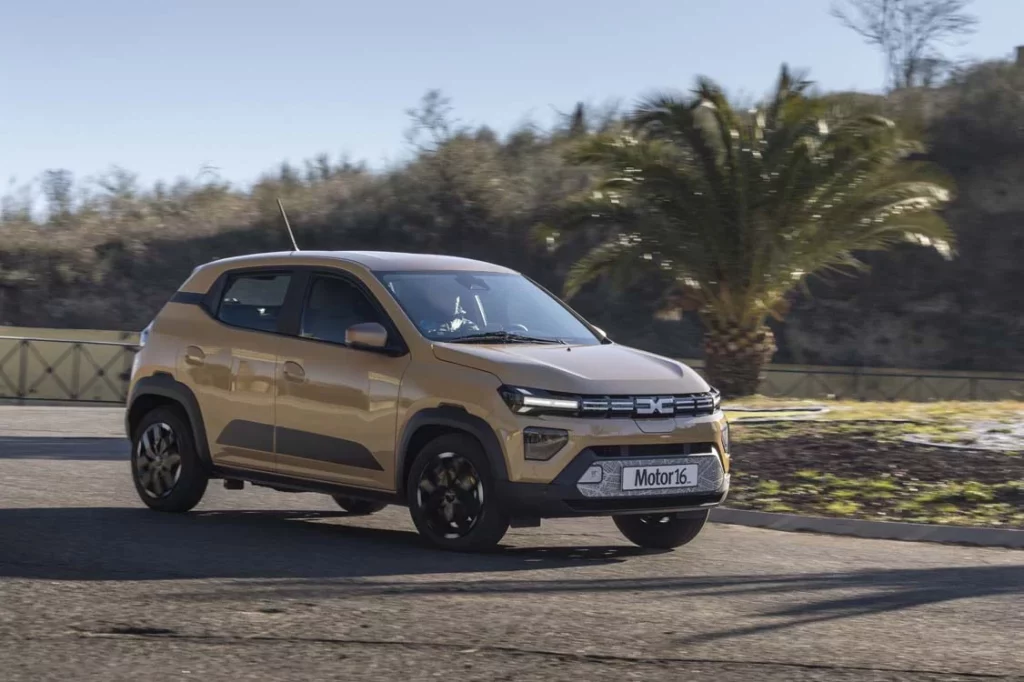 Comparativa Dacia Spring Extreme Electric 65 frente a Leapmotor T03 Design: no te compliques la vida 52 Motor16 Dacia Spring 65 CV 17 Motor16