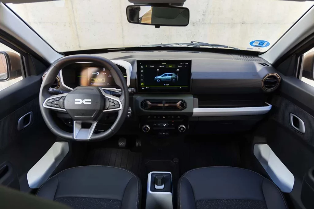 Comparativa Dacia Spring Extreme Electric 65 frente a Leapmotor T03 Design: no te compliques la vida 11 Motor16 Interior Dacia Spring 65