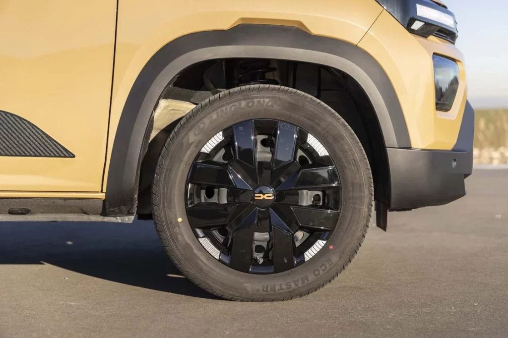 Comparativa Dacia Spring Extreme Electric 65 frente a Leapmotor T03 Design: no te compliques la vida 41 Motor16 Dacia Spring 65 CV 6 Motor16