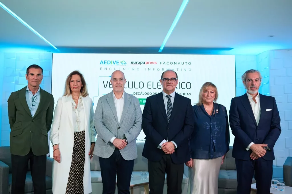 El decálogo que desmonta falsos mitos sobre el coche eléctrico 3 Motor16 Encuentro Decalogo Faconauto Aedive Motor16