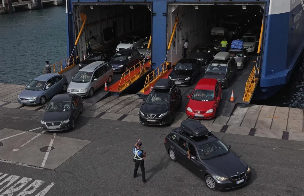 El último aviso del Gobierno afecta a los más de 800.000 coches que van a pasar por España los próximos días 1 Motor16 Operación Paso del Estrecho 2024