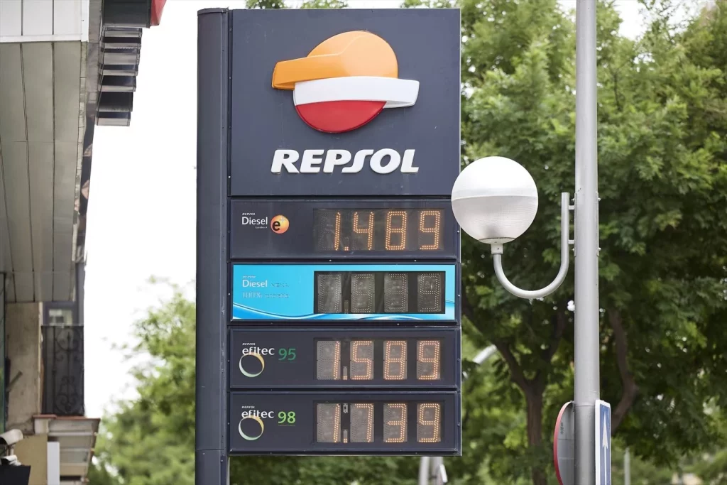 El truco infalible de un operario de mantenimiento para saber los kilómetros que tienes que desviarte de la autovía para echar gasolina 2 Motor16 gasolinera repsol precios gasolina