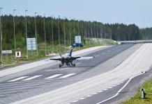 No te asustes si te adelanta un caza F-18 por la carretera: estas autovías y autopistas se han convertido en su pista de aterrizaje