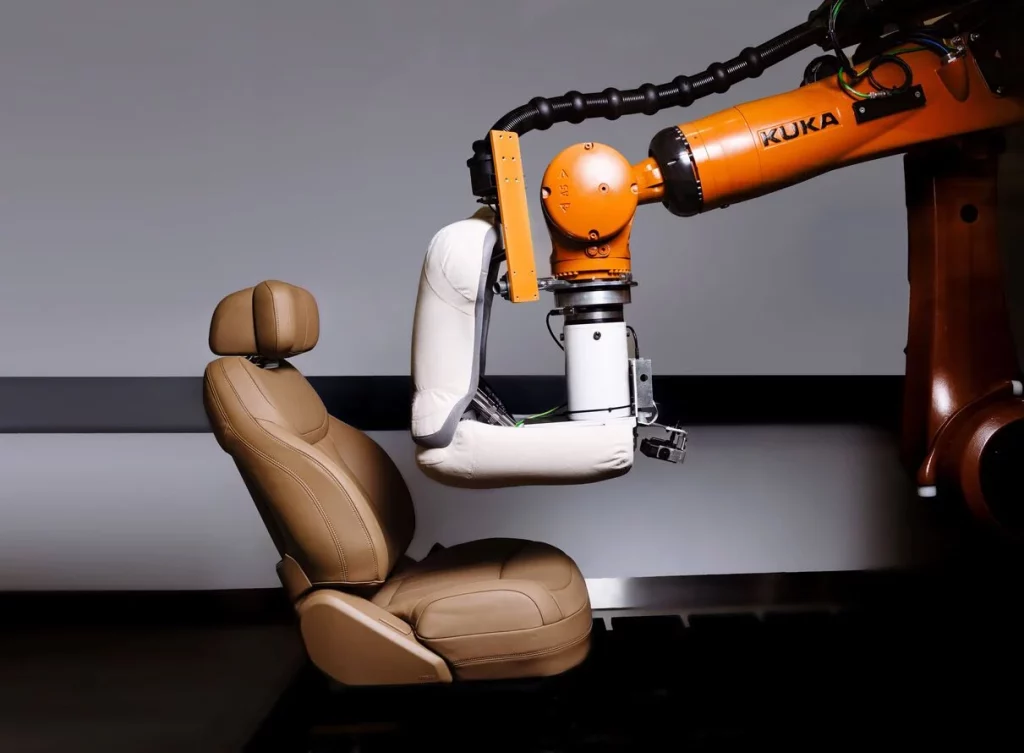 Así prueban los asientos en JLR: 4 robots simulan 10 años de uso 1 Motor16 JLR TEST DE ASIENTOS ROBOT1 Motor16