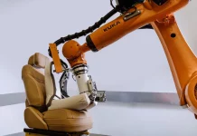 Así prueban los asientos en JLR: 4 robots simulan 10 años de uso
