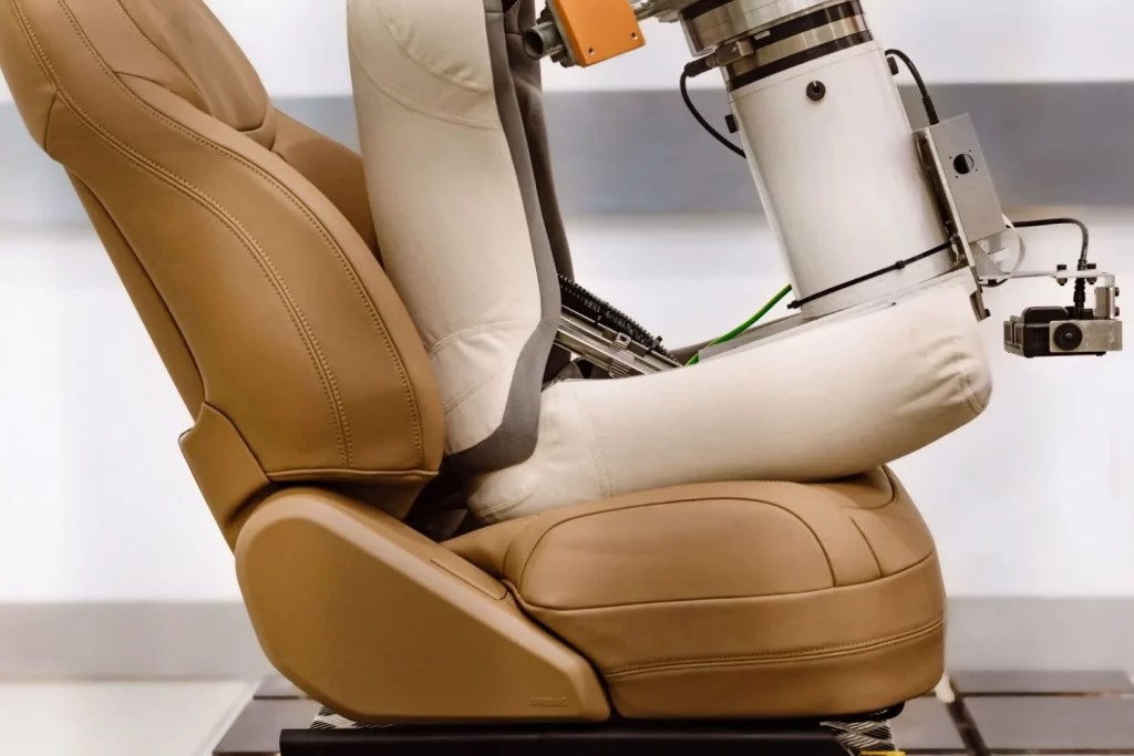 Así prueban los asientos en JLR: 4 robots simulan 10 años de uso 2 Motor16 JLR TEST DE ASIENTOS ROBOT3 Motor16
