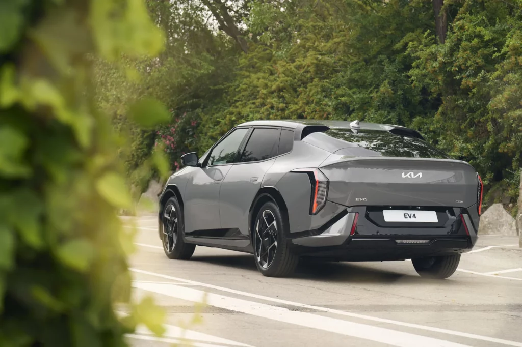 10 claves que convertirán al Kia EV4 en una referencia en su segmento 1 Motor16 2025 Kia EV4. 10 Claves. Imagen trasera.