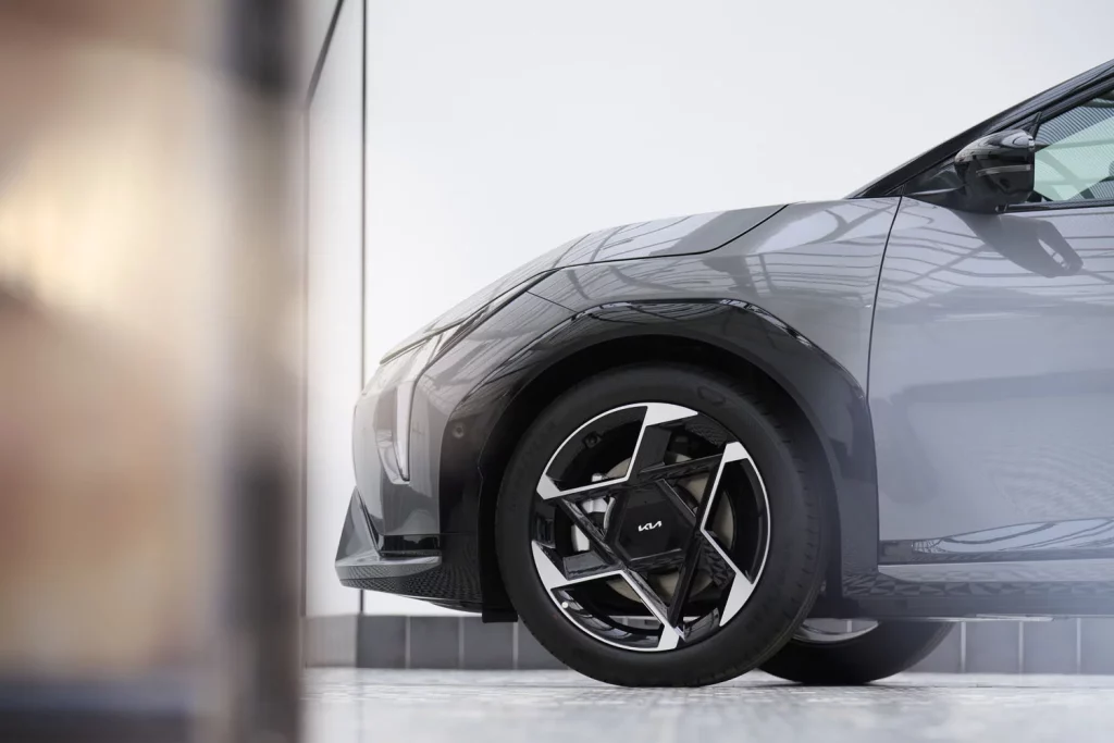10 claves que convertirán al Kia EV4 en una referencia en su segmento 4 Motor16 2025 Kia EV4. 10 Claves. Imagen llanta.