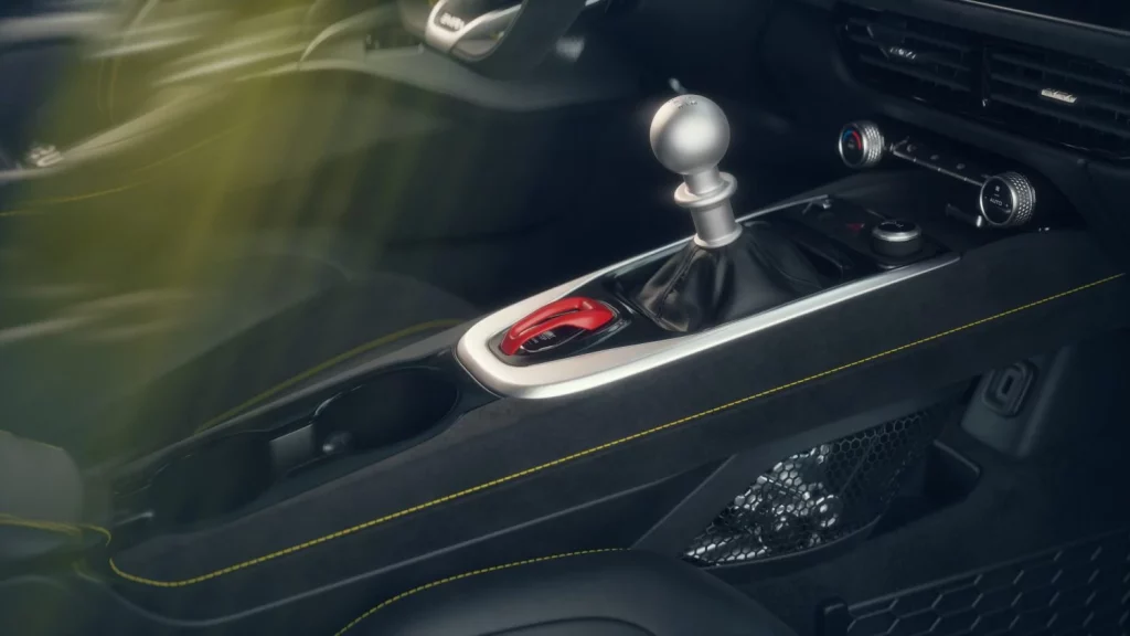 Lotus saca aún más brillo a su Emira para celebrar sus cuatro primaveras 9 Motor16 Lotus Emira Turbo SE Center Console Motor16