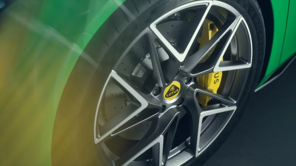 Lotus saca aún más brillo a su Emira para celebrar sus cuatro primaveras 23 Motor16 Lotus Emira V6 SE Wheel Motor16
