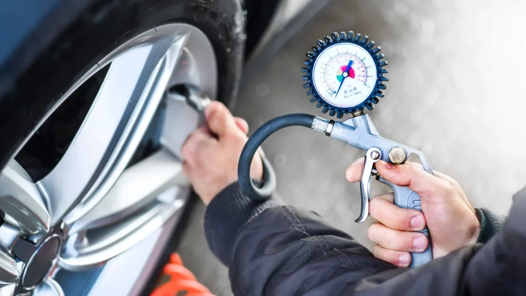Los 7 mejores compresores de aire para coche según los consejos de la OCU en 2025 9 Motor16 Pantallas LED botones intuitivos y sistemas de inflado automatico Motor16