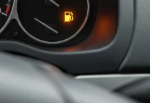 ¿Cómo encontrar las gasolineras disponibles sin tener que desviarte de la ruta?