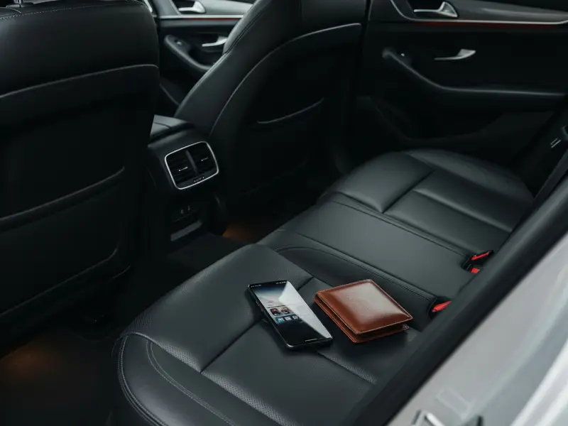 Esto es lo que le va a ocurrir a tu coche si dejas un teléfono móvil, una tablet o un ordenador portátil en su interior 1 Motor16 Prevenir robos en el coche