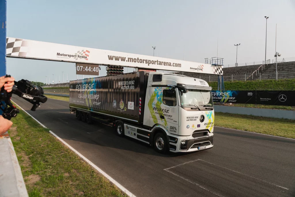 RECORD MARCHA ATRAS CAMION MERCEDES 4 Motor16