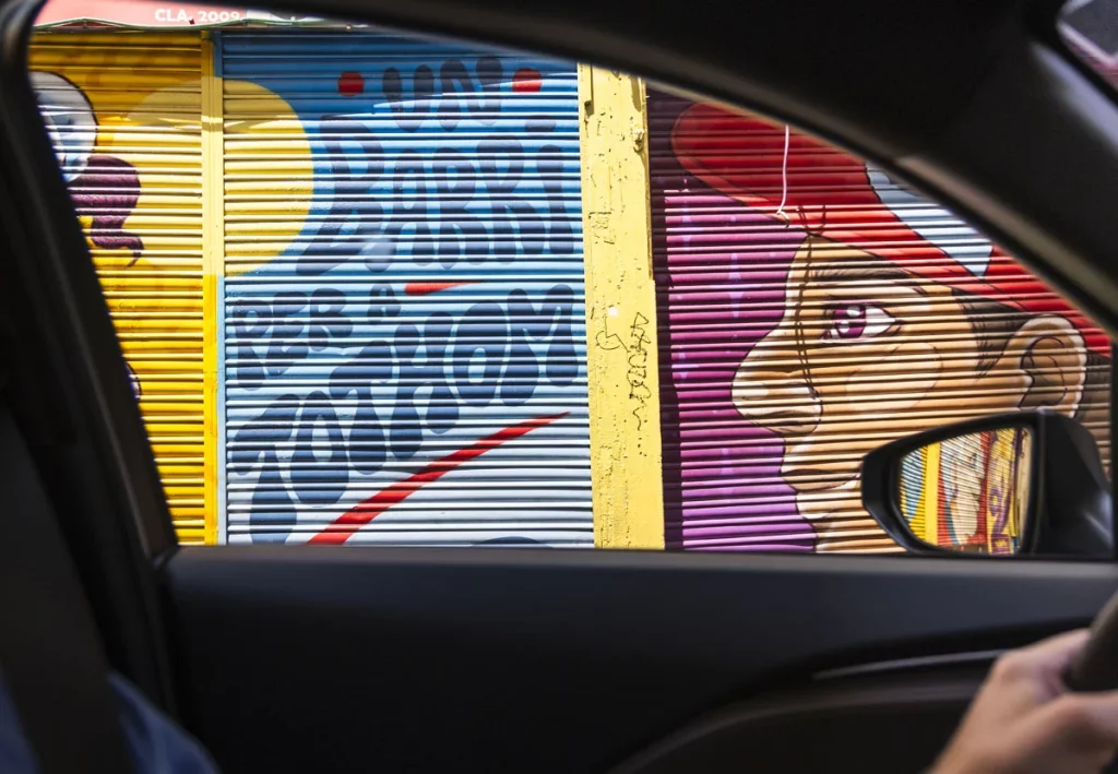 Ruta de arte urbano con el Lexus LBX. Barcelona, a todo color 7 Motor16 RUTA ARTE URBANO LEXUS LBX BARCELONA Mural Carrer Nou De La Rambla 1 Motor16