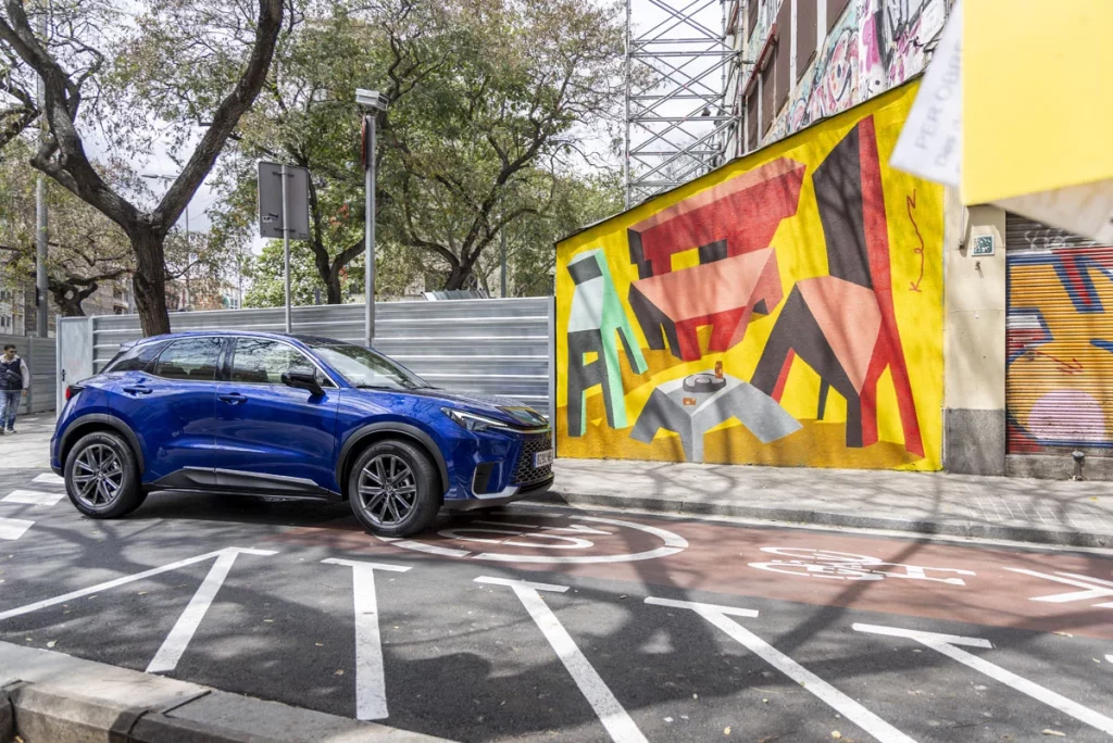Ruta de arte urbano con el Lexus LBX. Barcelona, a todo color 22 Motor16 RUTA ARTE URBANO LEXUS LBX BARCELONA Mural Carrer Nou De La Rambla 2 Motor16