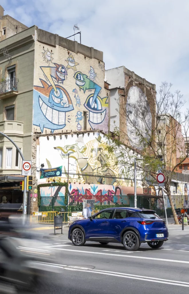 Ruta de arte urbano con el Lexus LBX. Barcelona, a todo color 27 Motor16 RUTA ARTE URBANO LEXUS LBX BARCELONA Mural De Uriginal Sobre Rosalia 5 Motor16