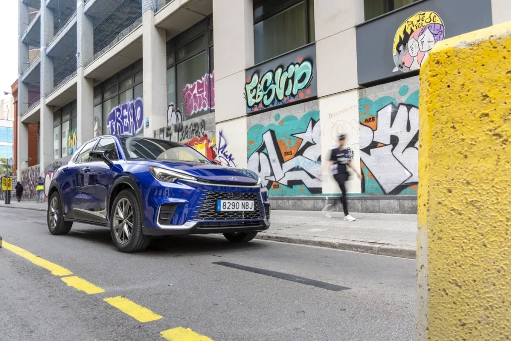 Ruta de arte urbano con el Lexus LBX. Barcelona, a todo color 1 Motor16 RUTA ARTE URBANO LEXUS LBX BARCELONA Passatge DeLa Canadenca 1 Motor16