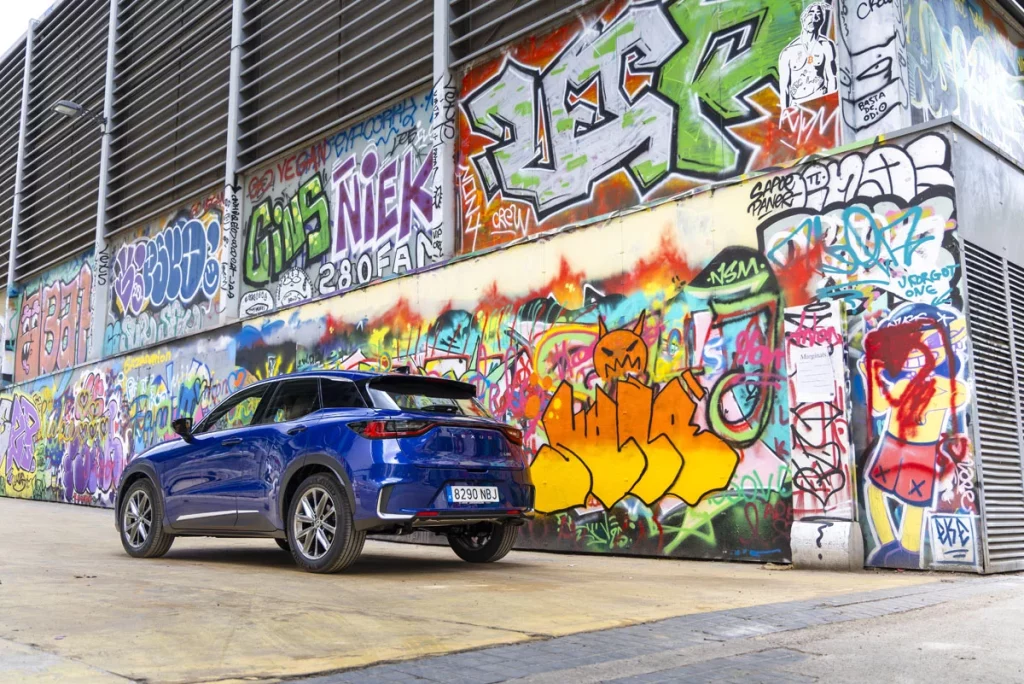 Ruta de arte urbano con el Lexus LBX. Barcelona, a todo color 34 Motor16 RUTA ARTE URBANO LEXUS LBX BARCELONA Passatge DeLa Canadenca 2 Motor16