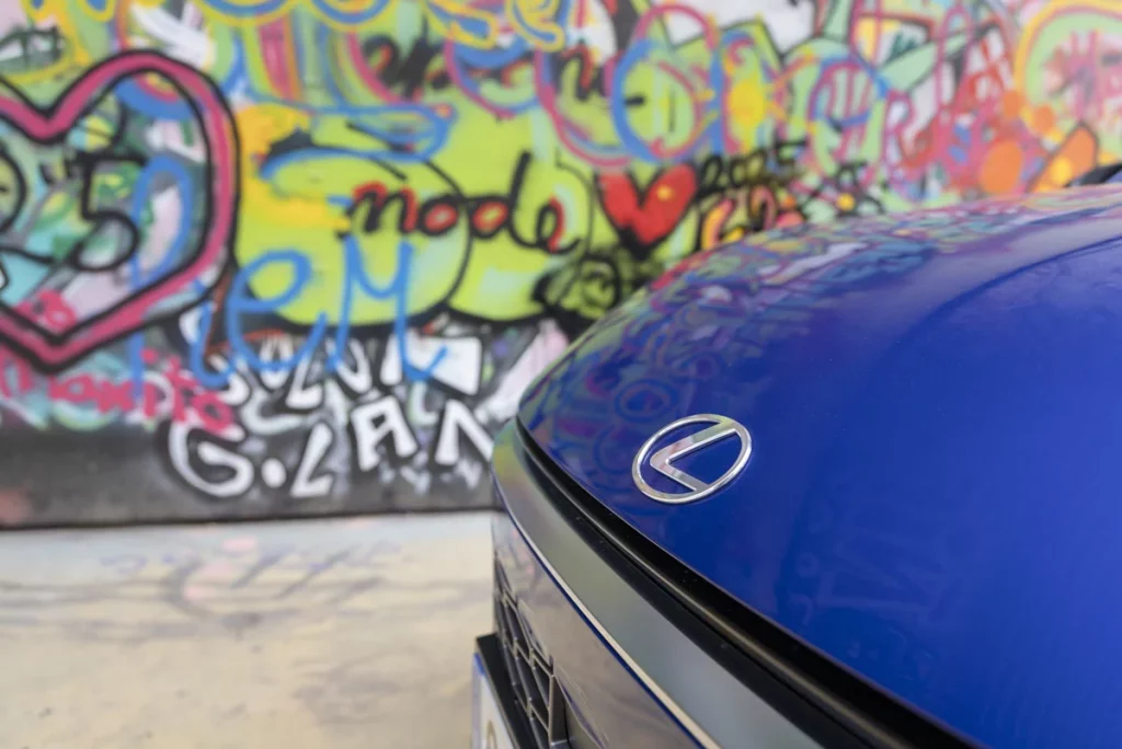 Ruta de arte urbano con el Lexus LBX. Barcelona, a todo color 36 Motor16 RUTA ARTE URBANO LEXUS LBX BARCELONA Passatge DeLa Canadenca 4 Motor16