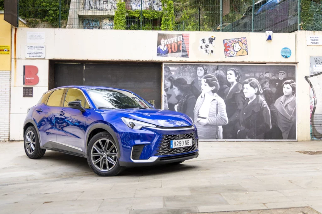 Ruta de arte urbano con el Lexus LBX. Barcelona, a todo color 38 Motor16 RUTA ARTE URBANO LEXUS LBX BARCELONA Refugi 307 2 Motor16