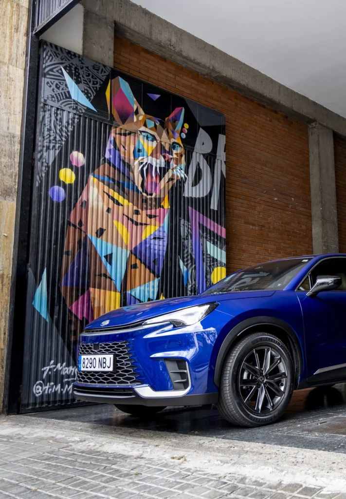 Ruta de arte urbano con el Lexus LBX. Barcelona, a todo color 49 Motor16 RUTA ARTE URBANO LEXUS LBX BARCELONA Street Art Poble Zoo 1 Motor16
