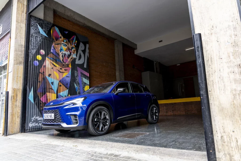 Ruta de arte urbano con el Lexus LBX. Barcelona, a todo color 50 Motor16 RUTA ARTE URBANO LEXUS LBX BARCELONA Street Art Poble Zoo 2 Motor16