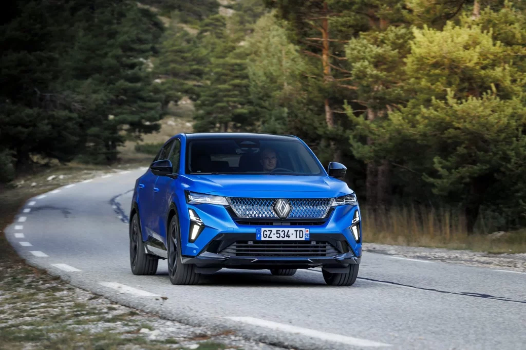 Híbridos enchufables: Los 25 SUV con hasta 200 km de autonomía que tienes a la venta en España 26 Motor16 Renault Rafale E Tech 4x4 300 CV h¡brido enchufable 1 Motor16