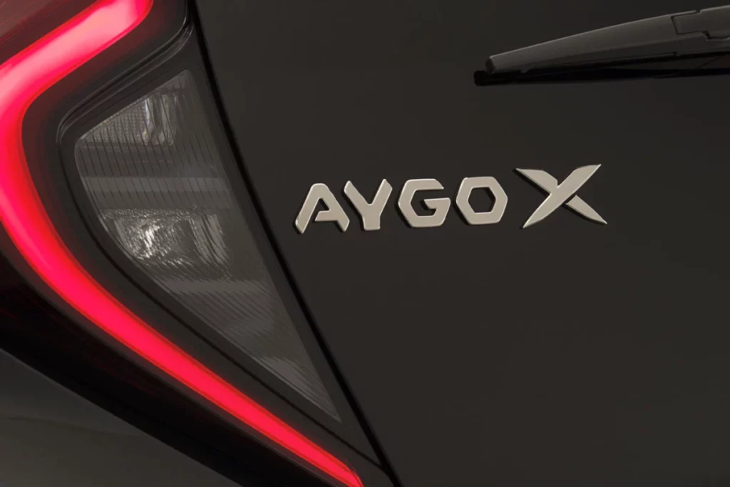 TOYOTA AYGO X HYBRID 10 Motor16