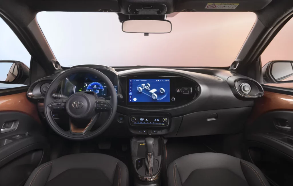 TOYOTA AYGO X HYBRID 14 Motor16