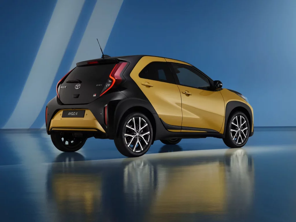 TOYOTA AYGO X HYBRID 17 Motor16