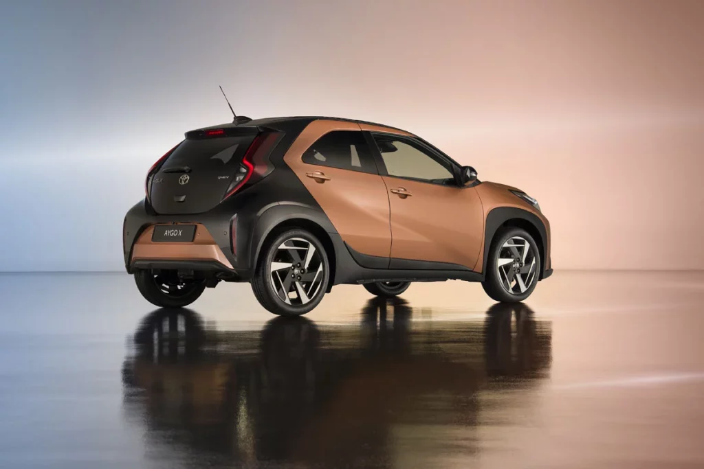 TOYOTA AYGO X HYBRID 2 Motor16