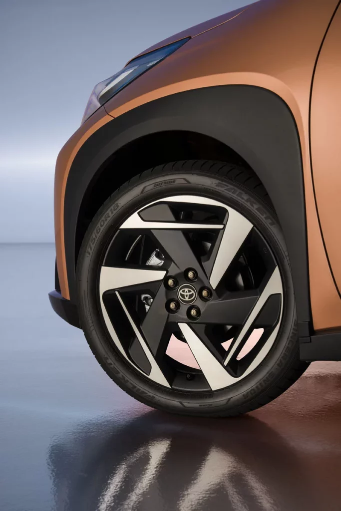 TOYOTA AYGO X HYBRID 6 Motor16