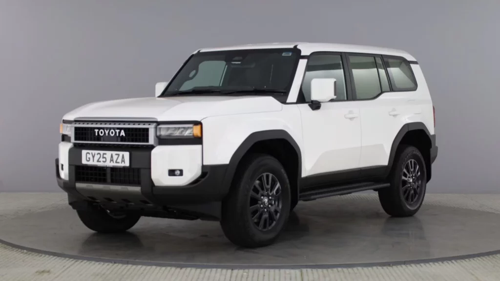 Parece un Toyota Land Cruiser, pero en realidad es una furgoneta 4x4 muy cara 3 Motor16 Toyota Land Cruiser comercial 1 Motor16