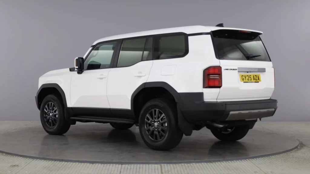 Parece un Toyota Land Cruiser, pero en realidad es una furgoneta 4x4 muy cara 5 Motor16 Toyota Land Cruiser comercial 2 Motor16