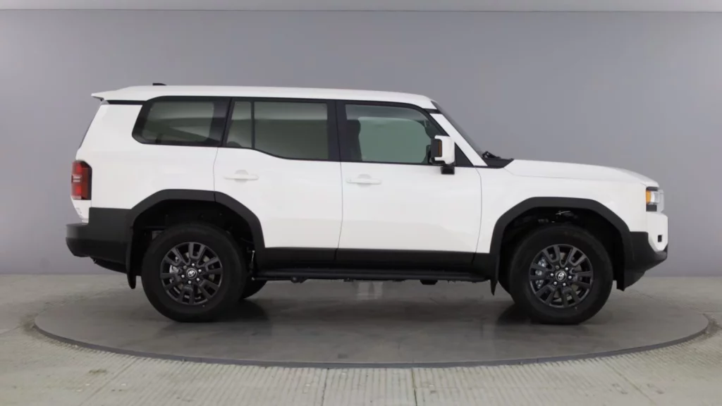 Parece un Toyota Land Cruiser, pero en realidad es una furgoneta 4x4 muy cara 2 Motor16 Toyota Land Cruiser comercial 5 Motor16