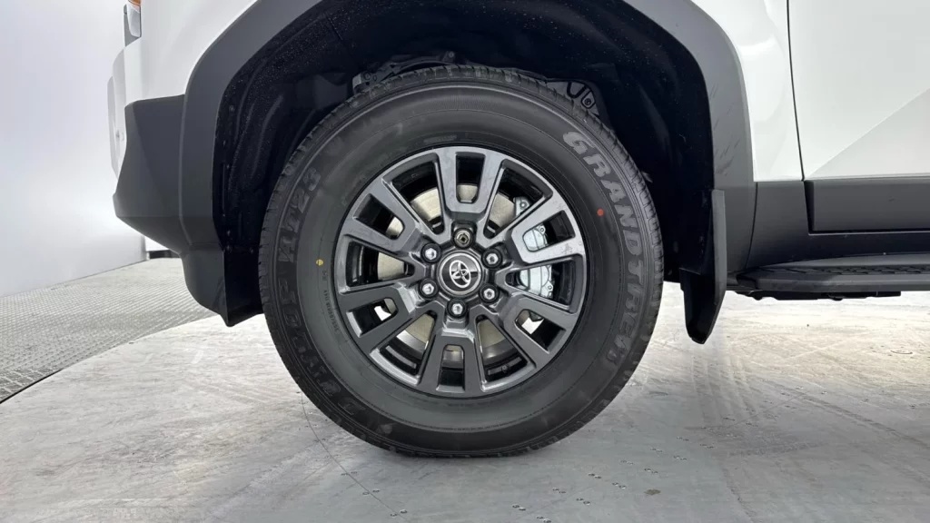 Parece un Toyota Land Cruiser, pero en realidad es una furgoneta 4x4 muy cara 8 Motor16 Toyota Land Cruiser comercial 6 Motor16