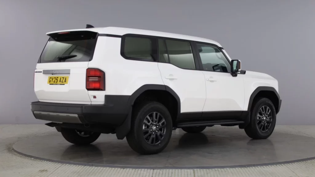 Parece un Toyota Land Cruiser, pero en realidad es una furgoneta 4x4 muy cara 6 Motor16 Toyota Land Cruiser comercial 8 Motor16