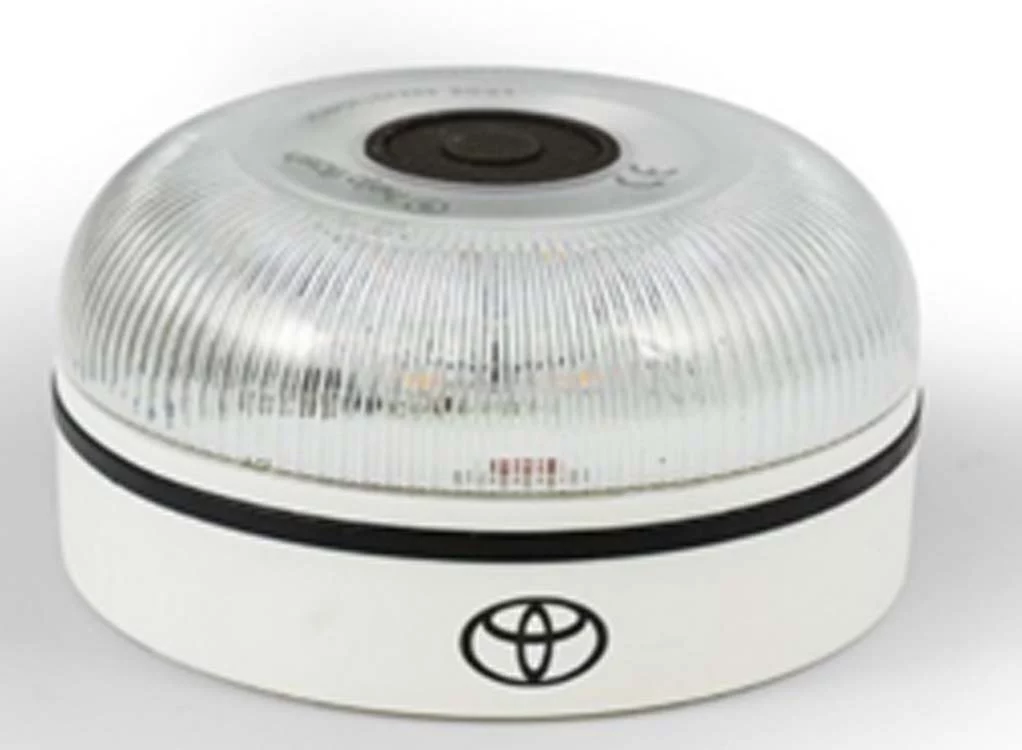 Toyota y su gama de accesorios para que disfrutes en vacaciones sin sobresaltos 1 Motor16 Baliza luminosa V-16 conectada de Toyota.