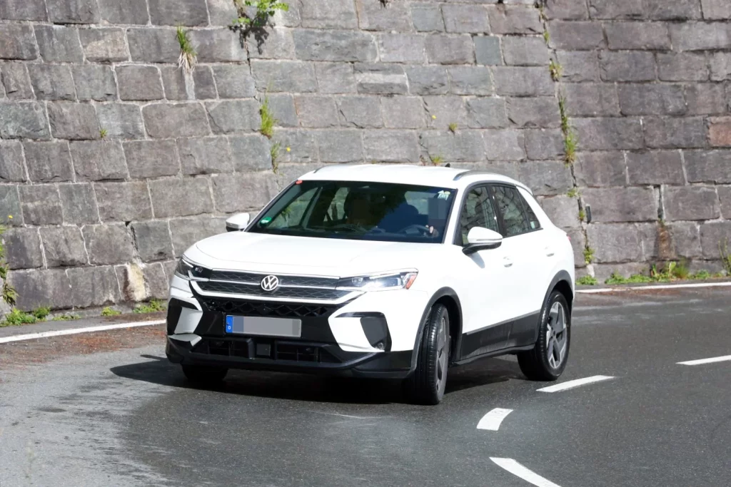 El Volkswagen T-Roc 2026 está cada vez más cerca 6 Motor16 VW T Roc R Line 4 Motor16