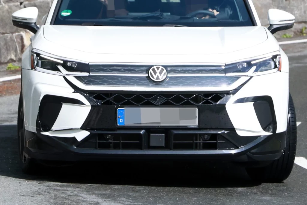 El Volkswagen T-Roc 2026 está cada vez más cerca 8 Motor16 VW T Roc R Line 7 Motor16