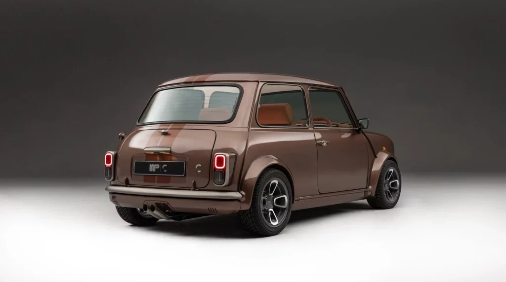 Callum se sale con este MINI restomod firmado por Wood and Pickett 3 Motor16 2025 Wood and Pickett MINI by Callum. Imagen trasera.
