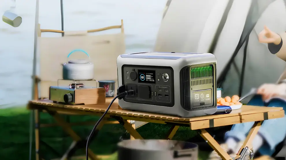 La solución para tener luz en tu camper es esta batería con carga solar que cuesta menos de 200 euros. Y que tiene pinta de volar de las tiendas 1 Motor16 batería carga solar camper